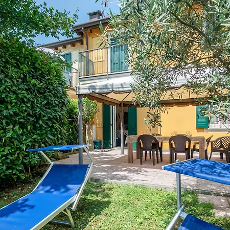 Guesthost - La Casa Di Moro Apartment *